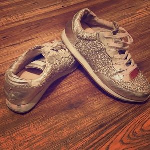Tennis shoes